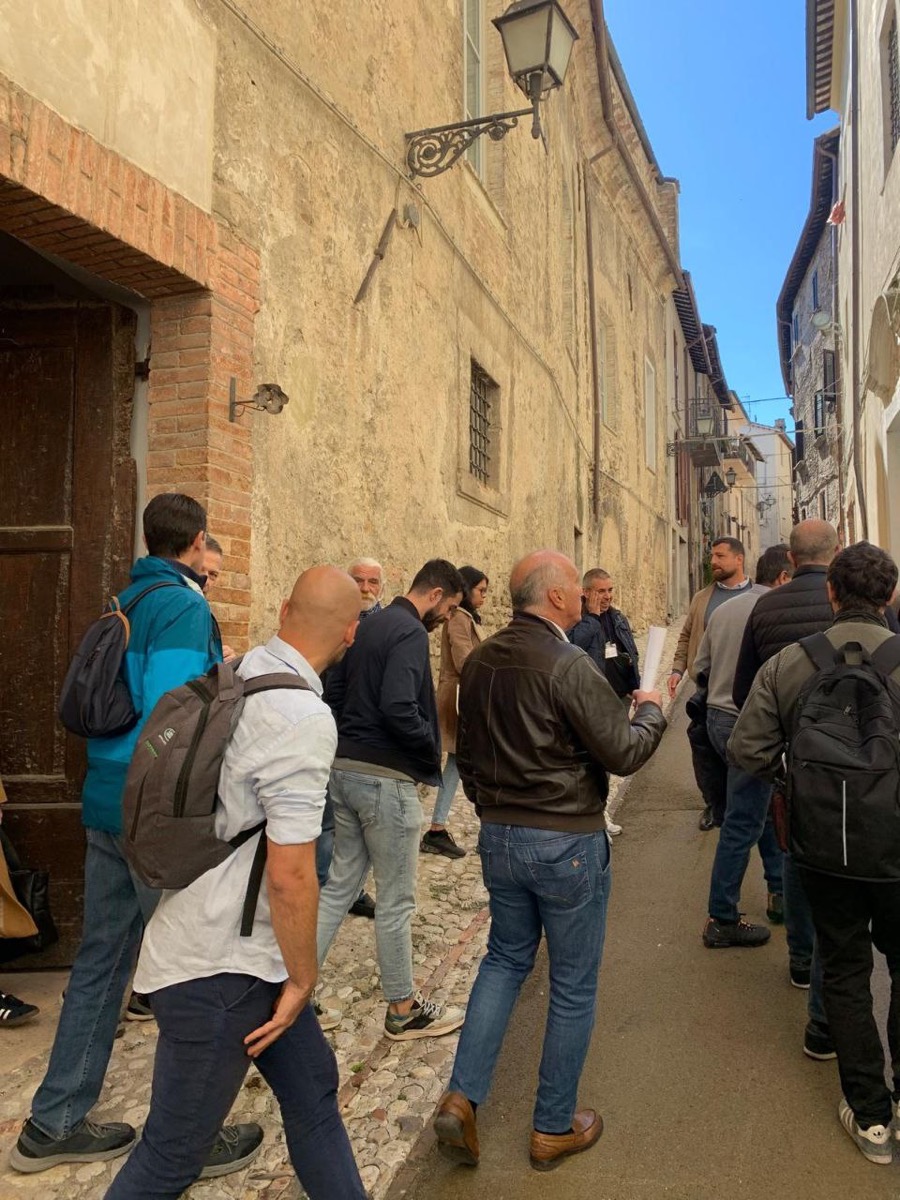 La sala del workshop Digital Nomad Villages con i partecipanti riuniti a Collescipoli