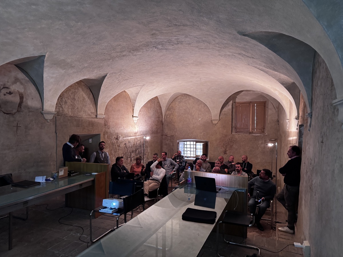 Relatore che illustra i contenuti del progetto Digital Nomad Villages