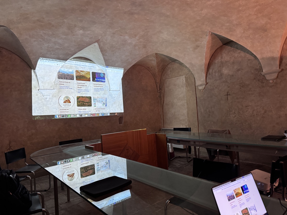 Investitori osservano una planimetria durante il workshop